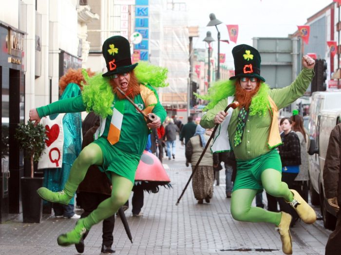 Tras crecimiento de 26%, “economía de duendes” trae costos a Irlanda, además de ridículo Tras crecimiento de 26%,