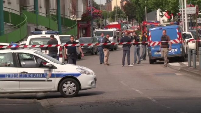 Mueren un sacerdote y dos atacantes en toma de rehenes en una iglesia del noroeste Francia Mueren un sacerdote y dos atacantes en toma de rehenes en una iglesia del noroeste Francia