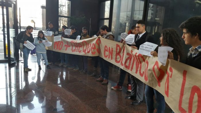 Estudiantes acusan lucro de universidades del grupo Laureate y exigen un trato preferente del Estado con universidades públicas Estudiantes acusan lucro de universidades del grupo Laureate y exigen un trato preferente del Estado con universidades públicas