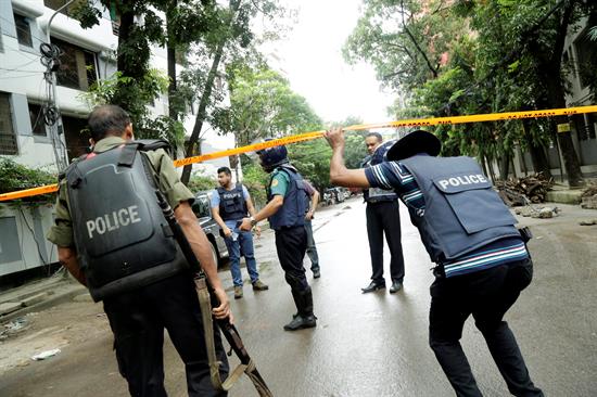 El asalto yihadista de Dacca causa 28 muertos, la mayoría rehenes extranjeros El asalto yihadista de Dacca causa 28 muertos, la mayoría rehenes extranjeros
