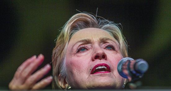 Clinton declara durante más de tres horas ante el FBI por el caso de sus correos Clinton declara durante más de tres horas ante el FBI por el caso de sus correos