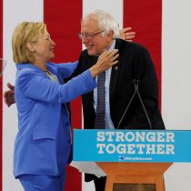 Sanders da su respaldo oficial a Clinton tras más de un mes de resistencia