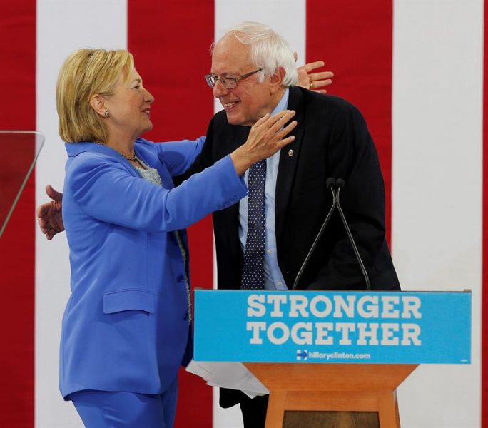 Sanders da su respaldo oficial a Clinton tras más de un mes de resistencia Sanders da su respaldo oficial a Clinton tras más de un mes de resistencia