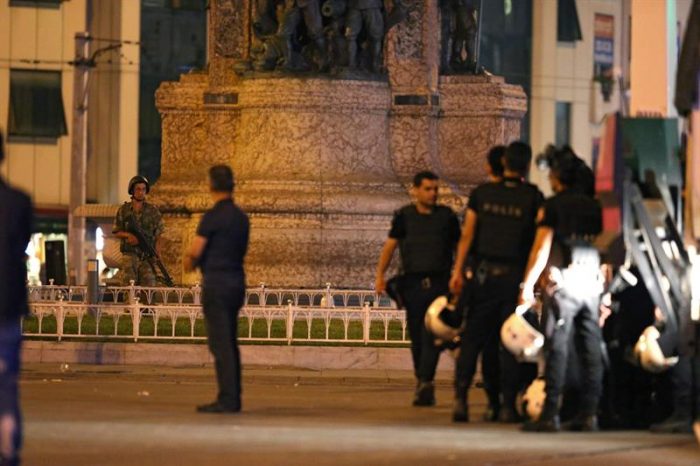 Teleserie turca: Militares intentan derrocar a Erdogan y Presidente llama a la población para que resista en las calles Teleserie turca: Militares intentan derrocar a Erdogan y Presidente llama a la población para que resista en las calles