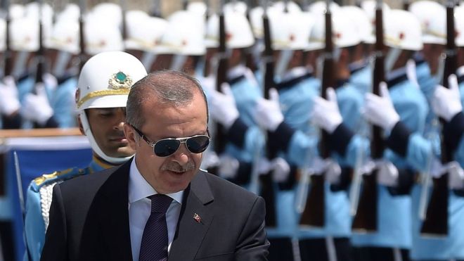 Turquía anuncia disolución de la guardia presidencial tras detener a 300 de sus miembros durante el intento de golpe de Estado Turquía anuncia disolución de la guardia presidencial tras detener a 300 de sus miembros durante el intento de golpe de Estado