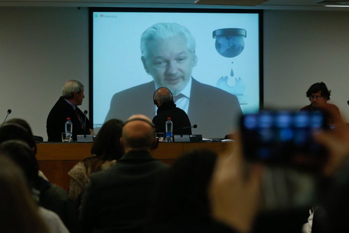 Fundador de Wikileaks, Julian Assange, expuso en seminario de libertad de expresión en Chile Fundador de Wikileaks, Julian Assange, expuso en seminario de libertad de expresión en Chile