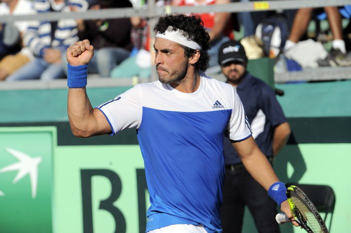 Chile gana la serie de Copa Davis tras retiro de Santiago Giraldo y va al repechaje Chile gana la serie de Copa Davis tras retiro de Santiago Giraldo y va al repechaje