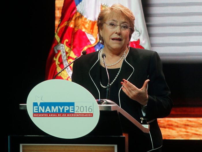 Bachelet llama a empresarios a “remar juntos” para impulsar la economía chilena Bachelet llama a empresarios a
