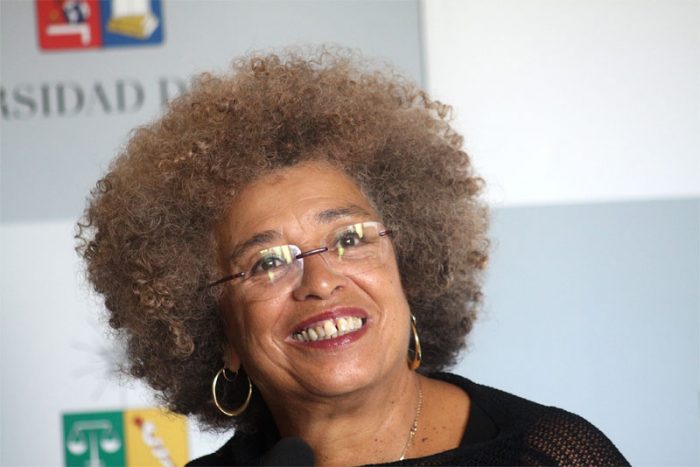 Vea aquí la charla en vivo de Angela Davis Vea aquí la charla en vivo de Angela Davis