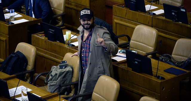 Boric contesta a colega UDI que pide sancionarlo por “ultrajar” la bandera: “Mejor que cárcel por fraude y boletas truchas” Boric contesta a colega UDI que pide sancionarlo por