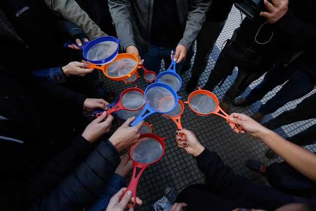 Estudiantes llegan con coladeros frente al Mineduc para pedir que no se “cuelen” universidades que lucran Estudiantes llegan con coladeros frente al Mineduc para pedir que no se