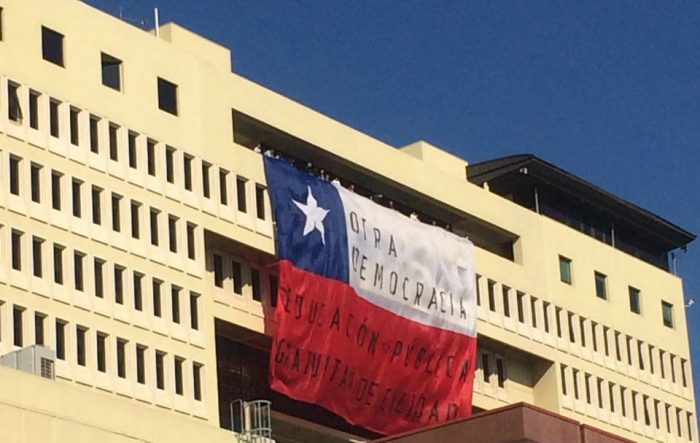 Estudiantes despliegan bandera gigante en el Congreso: «Esta reforma consolida el mercado en la educación» Estudiantes despliegan bandera gigante en el Congreso: