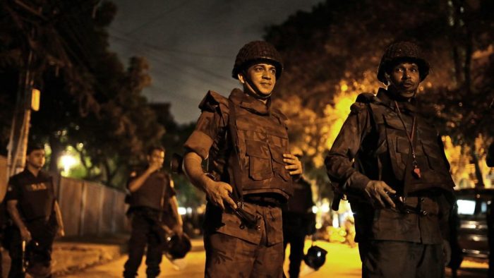 Ataque islamista con rehenes causa 2 muertos en corazón diplomático de Dacca Ataque islamista con rehenes causa 2 muertos en corazón diplomático de Dacca