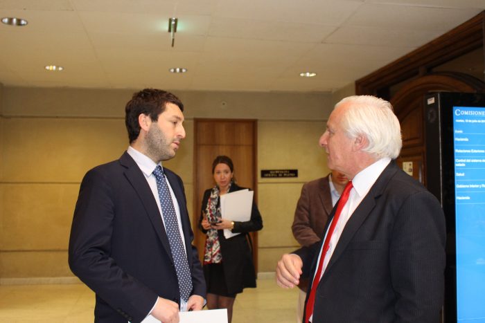 Bancadas de RN y UDI ingresan firmas para creación de Comisión Investigadora por irregularidades en Gendarmería Bancadas de RN y UDI ingresan firmas para creación de Comisión Investigadora por irregularidades en Gendarmería
