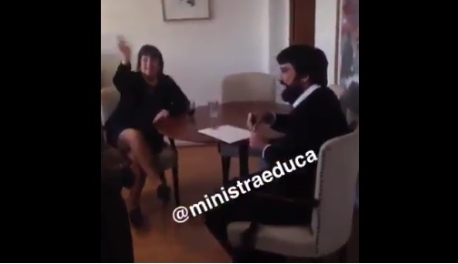 Estudiante de 16 años ridiculiza estrategia del Mineduc para promover la reforma en redes sociales Estudiante de 16 años ridiculiza estrategia del Mineduc para promover la reforma en redes sociales