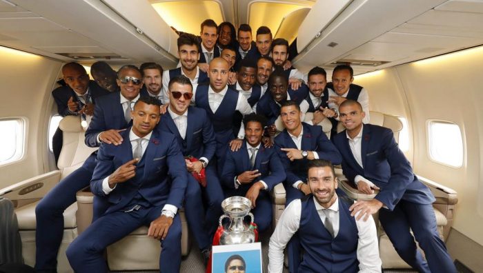 Miles de portugueses reciben a su selección en aeropuerto de Lisboa Miles de portugueses reciben a su selección en aeropuerto de Lisboa