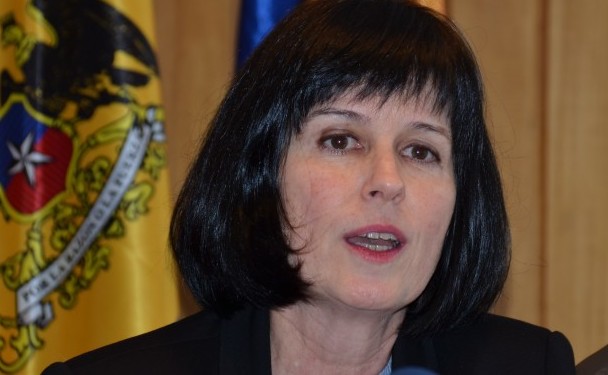 Las contínuas críticas al proyecto de reforma educacional le cuestan el puesto a Roxana Pey, rectora de la Universidad de Aysén Las contínuas críticas al proyecto de reforma educacional le cuestan el puesto a Roxana Pey, rectora de la Universidad de Aysén