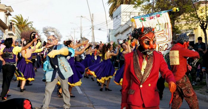 Artistas y sus performances se tomarán las calles de Santiago este jueves Artistas y sus performances se tomarán las calles de Santiago este jueves