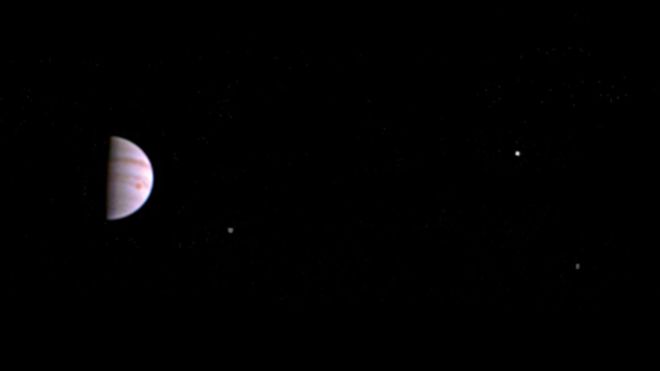 Así es la primera foto que la sonda Juno envió desde la órbita de Júpiter Así es la primera foto que la sonda Juno envió desde la órbita de Júpiter