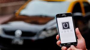 Taxistas protestan contra Uber que permitirá pagar en efectivo