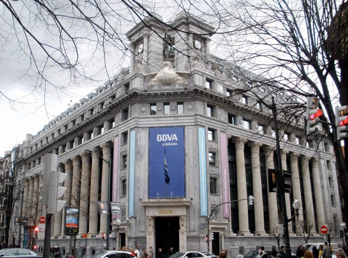 BBVA evaluaría recortar unos 2 mil empleos en España para reducir costos BBVA evaluaría recortar unos 2 mil empleos en España para reducir costos