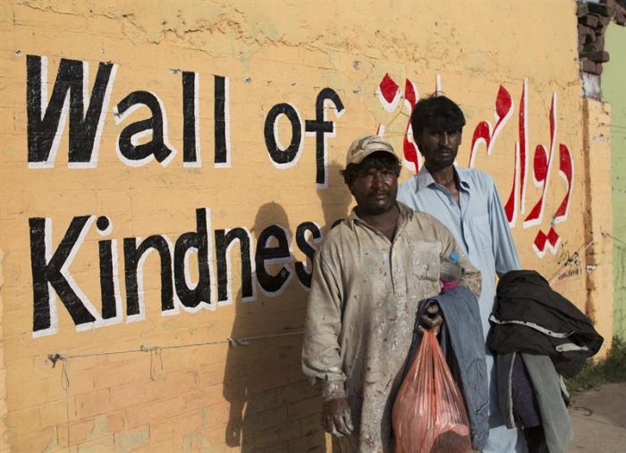 Los “muros de la bondad” que ayudan a los pobres paquistaníes Los
