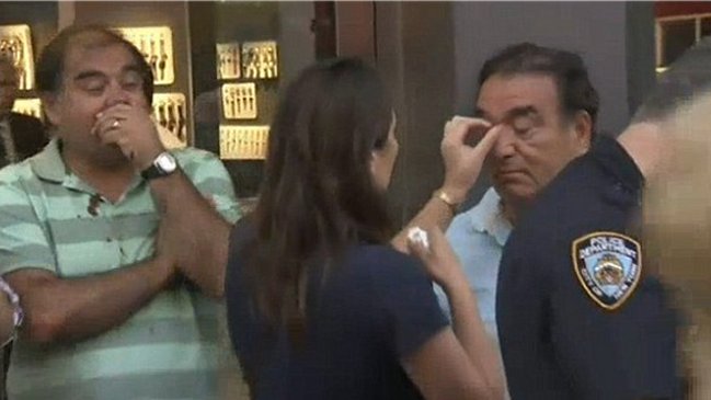 Chilenos fueron golpeados tras dar propina de US$1 a modelo en topless en Nueva York Chilenos fueron golpeados tras dar propina de US$1 a modelo en topless en Nueva York