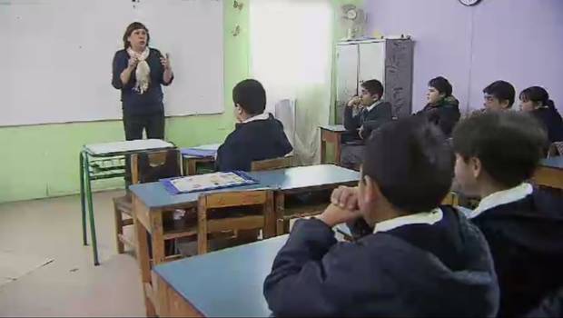 Profesora inicia campaña para que alumnos de escuela de Cerro Navia dejen de estudiar en containers Profesora inicia campaña para que alumnos de escuela de Cerro Navia dejen de estudiar en containers