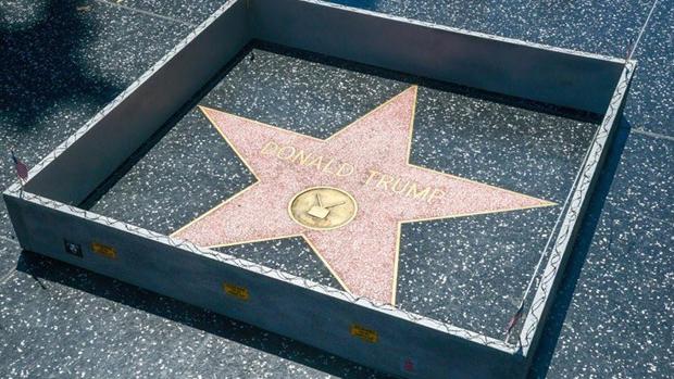 Colocan pequeño muro alrededor de estrella de Donald Trump en Hollywood Colocan pequeño muro alrededor de estrella de Donald Trump en Hollywood
