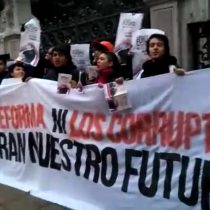 [VIDEO] Estudiantes protestan encadenados a la sede del Congreso en Santiago y piden la renuncia de Delpiano