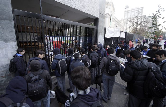 Después de 50 días en toma Carabineros desaloja el Instituto Nacional Después de 50 días en toma Carabineros desaloja el Instituto Nacional
