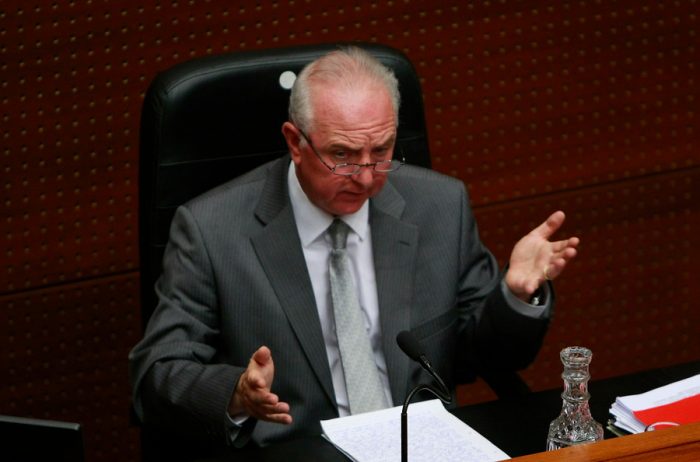 SQM: ex jefa de gabinete de Longueira queda con arraigo y firma quincenal y formalizan a 14 boleteros SQM: ex jefa de gabinete de Longueira queda con arraigo y firma quincenal y formalizan a 14 boleteros