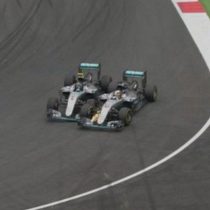 F1: Hamilton gana con un adelantamiento épico a Rosberg en la última vuelta