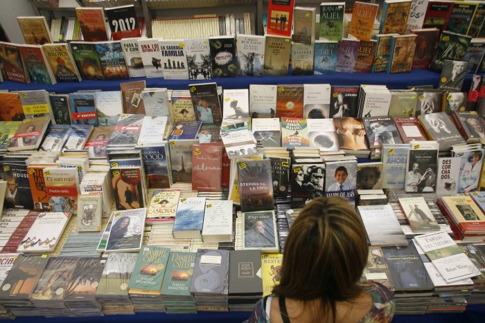 Inédito acuerdo permitirá mejorar la distribución de la literatura a regiones y el extranjero Inédito acuerdo permitirá mejorar la distribución de la literatura a regiones y el extranjero