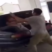[VIDEO] Hombre golpea a su esposa y la mete en el maletero de su coche en plena gasolinera