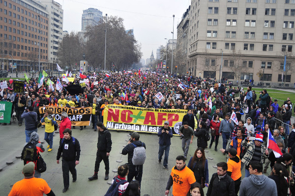Marcha contra las AFPs congrega a más de 100 mil personas en la capital y 750 mil en todo el país