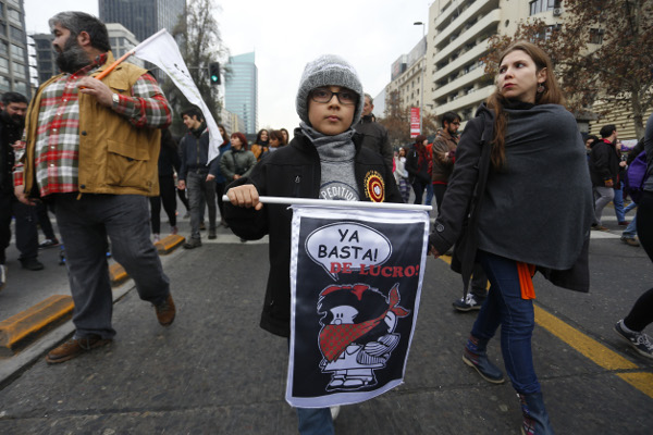 Estudiantes realizan “marcha familiar” por cambios en la educación Estudiantes realizan