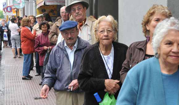 Diputados piden a la Superintendencia de Valores revocar cálculo que rebaja monto de pensiones