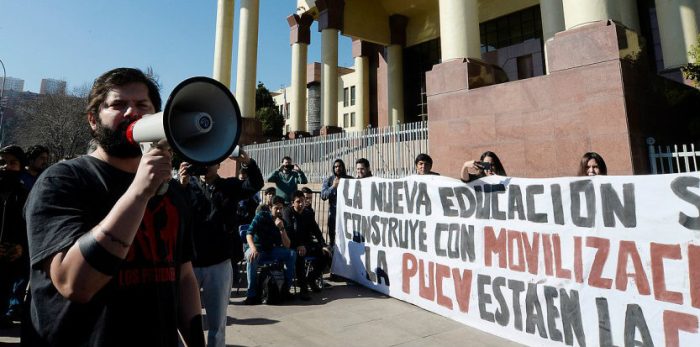 Boric llamó a mantener la rebeldía: “Quienes creen que la reforma se va a solucionar en el Ministerio o el Congreso están equivocados” Boric llamó a mantener la rebeldía:
