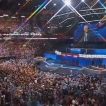 [VIDEO] Bernie Sanders es ovacionado en la convención demócrata: 