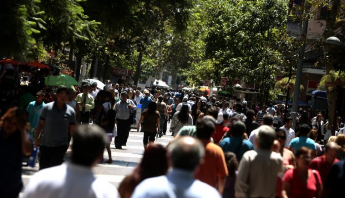 Desempleo sube a 6,4%, precariedad se dispara y mercado proyecta que tocará 7% en unos meses Desempleo sube a 6,4%, precariedad se dispara y mercado proyecta que tocará 7% en unos meses