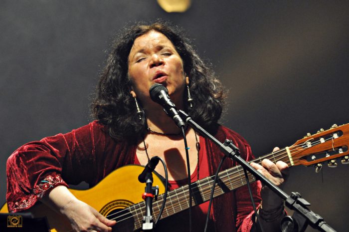 Tita, la nieta cantora de Violeta Parra: “Siento ganas de cuidar de ella, de decirle que todo está bien, que el dolor ya pasó” Tita, la nieta cantora de Violeta Parra: “Siento ganas de cuidar de ella, de decirle que todo está bien, que el dolor ya pasó”