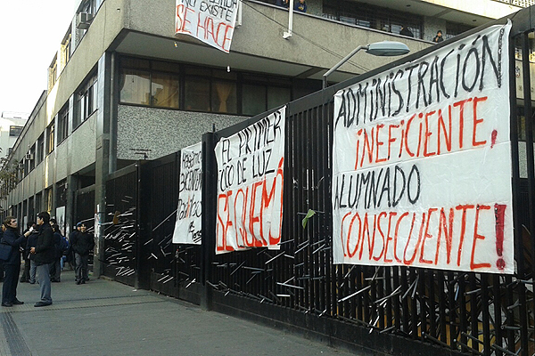 Comisión de Educación de la Cámara apoyó reclamo de apoderados del Instituto Nacional que buscan terminar con las tomas Comisión de Educación de la Cámara apoyó reclamo de apoderados del Instituto Nacional que buscan terminar con las tomas