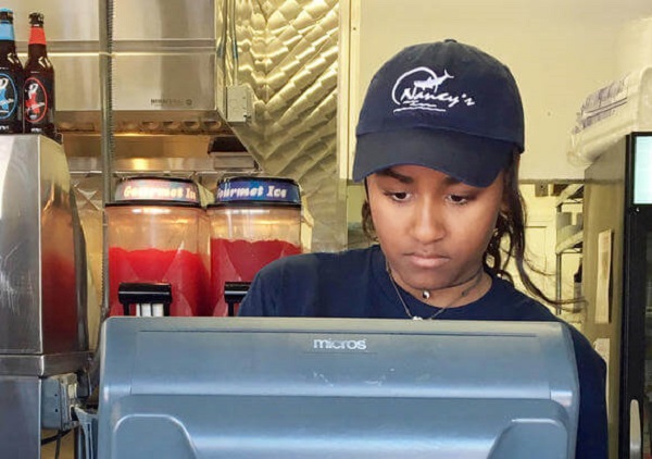 Hija menor de Obama es sorprendida trabajando como cajera en un restaurante Hija menor de Obama es sorprendida trabajando como cajera en un restaurante