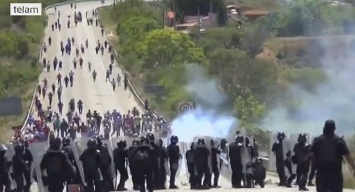 Policías mexicanos sí dispararon en choque con maestros en Oaxaca
