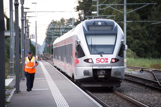 Un hombre incendia un tren en Suiza y acuchilla a varios pasajeros