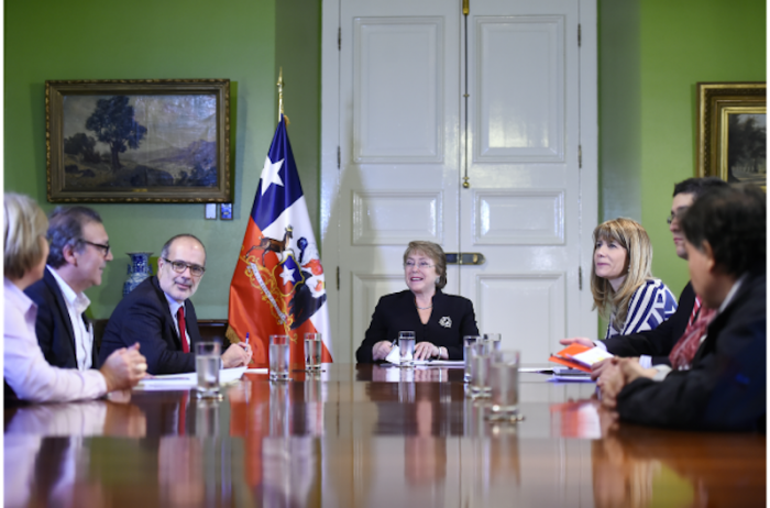 Gobierno empieza a apretar a las AFP: Bachelet recibe a Felices y Forrados y Super de Pensiones les prohíbe opinar de política contingente