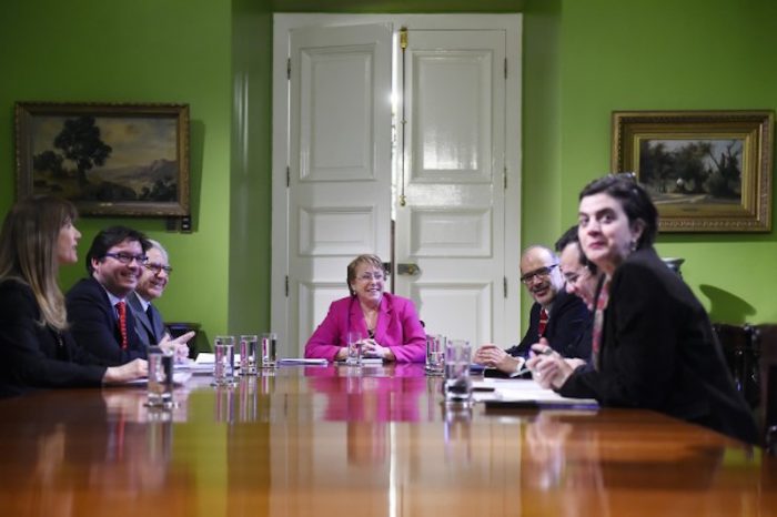 Bachelet da un paso histórico para reformar pensiones que rompería por primera vez la capitalización individual del sistema de AFP