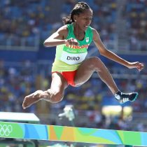 [VIDEO] Atleta etíope termina competencia corriendo sin una zapatilla