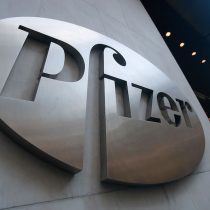 Negocio redondo: CEO de Pfizer vendió el 62 % de sus acciones el día que anunció resultados de la vacuna